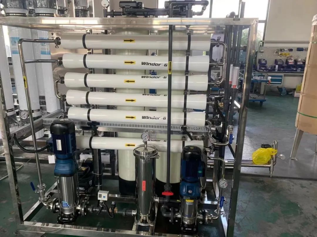 What are the measures to control microbial contamination in reverse osmosis operation?